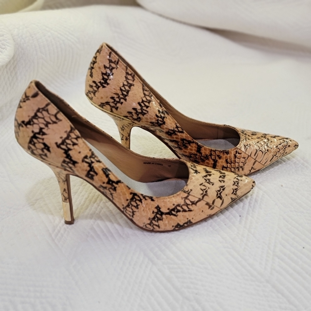 Dolce Vita Tan Textured Faux Leather Snakeskin Pinted Toe Heels Shoes Size 7.5